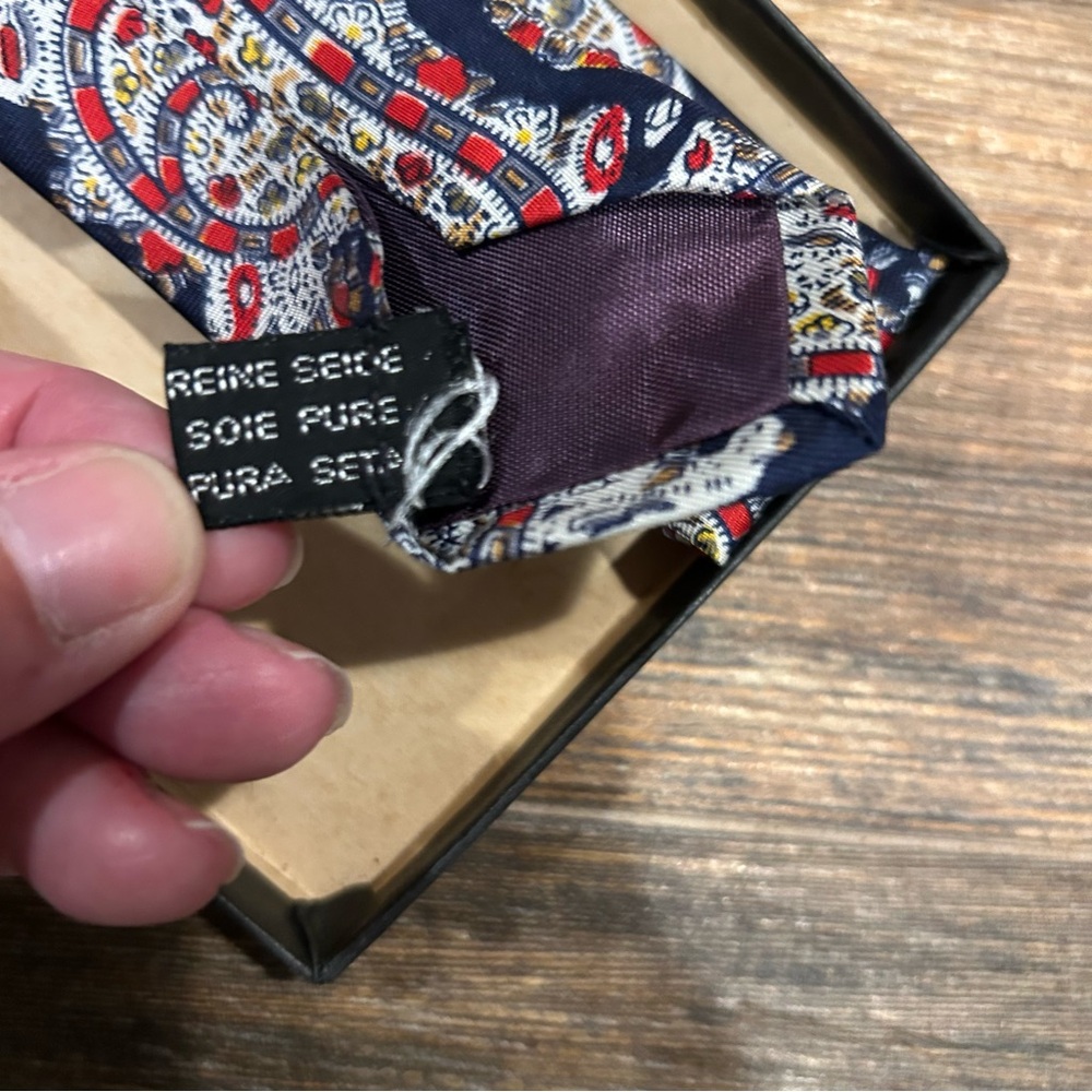 Vintage John Comfort for Richard’s Greenwich Tie | Made in England | 100% Silk - Picture 7 of 11